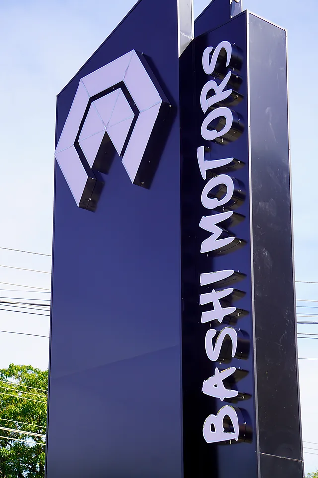 Placa luminosa da Bashi Motors