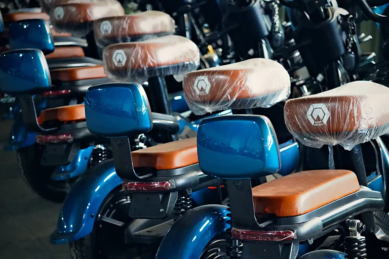 Bancos Bashi Motors com a marca estampada